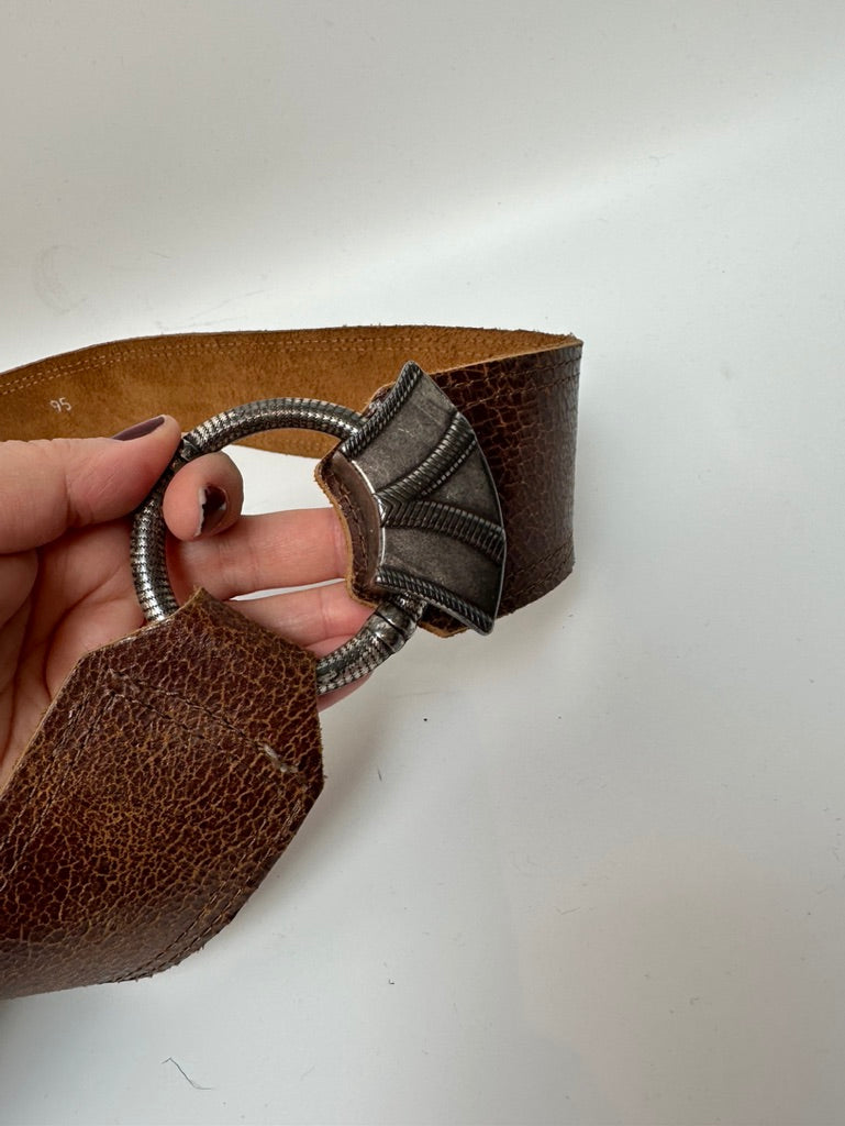 Vintage riem bruin met metalen gesp maat 95 cm