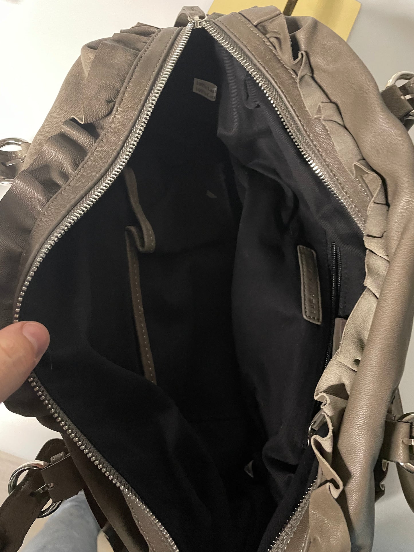 Emmy Wieleman schoudertas taupe echt leder