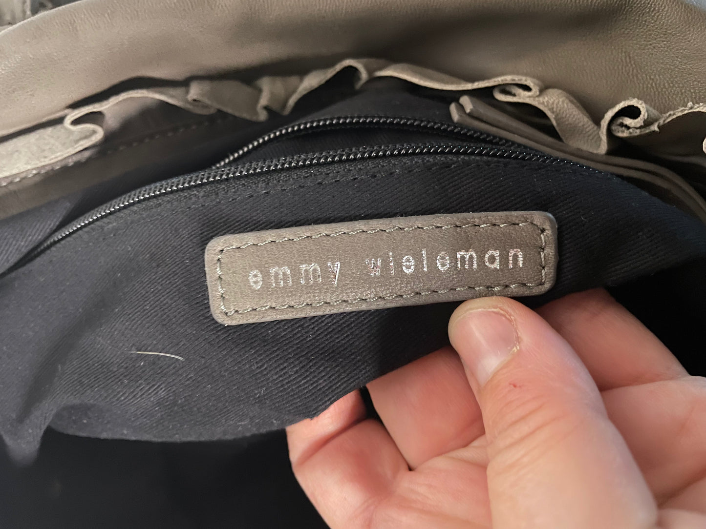 Emmy Wieleman schoudertas taupe echt leder