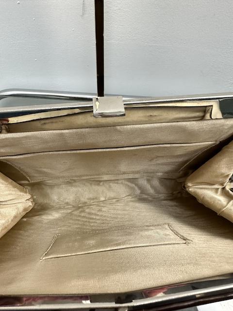 Bruine vintage avondtas met gouden accenten