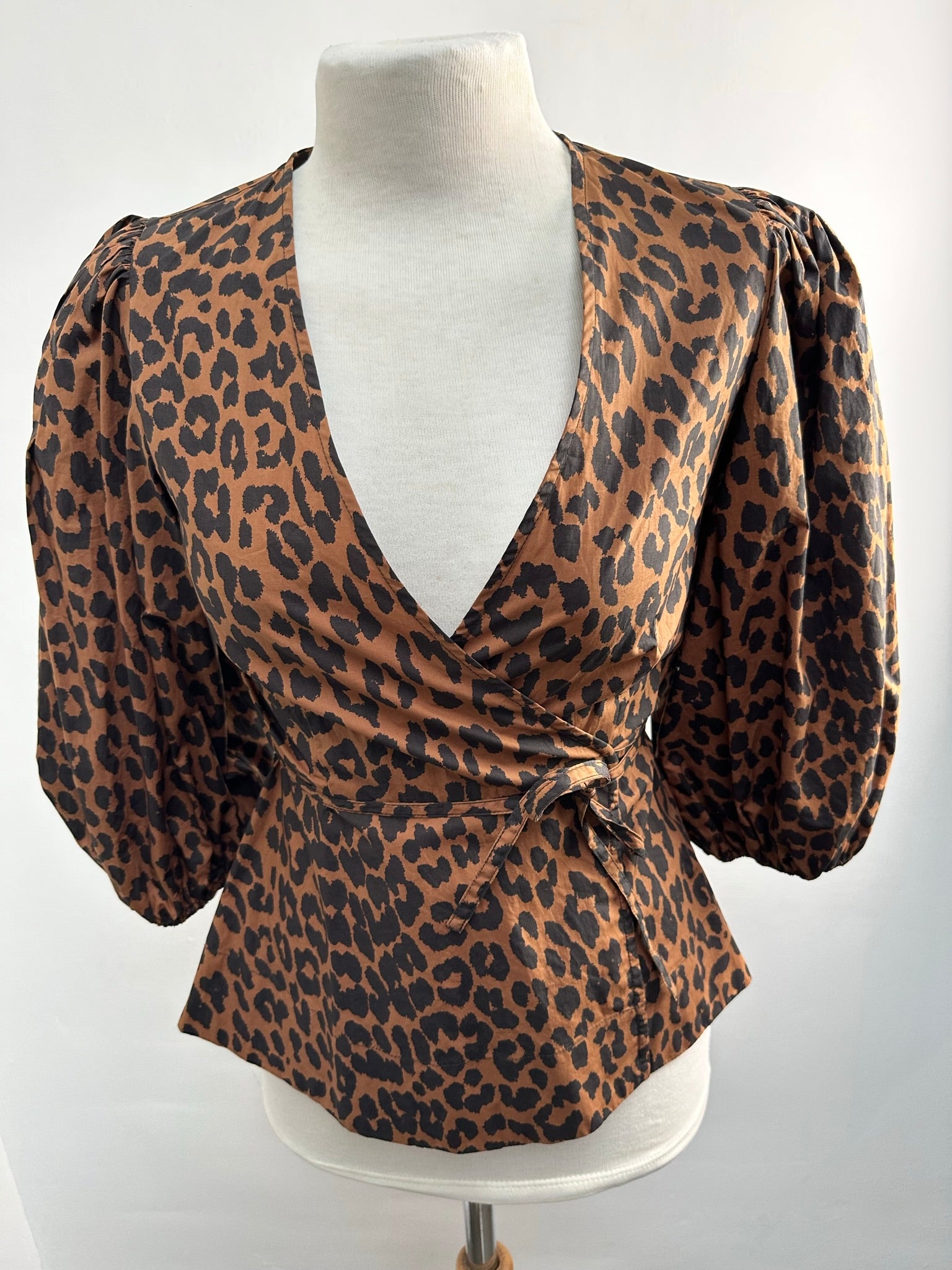 Ganni overslag blouse luipaard met pofmouw maat 34