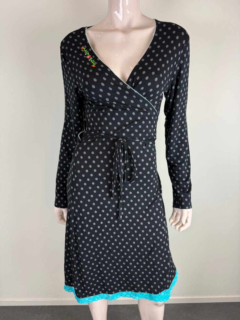 Tante Betsy - Jurk - overslag, zwart met grijze stippen, turquoise kanten zoom - L