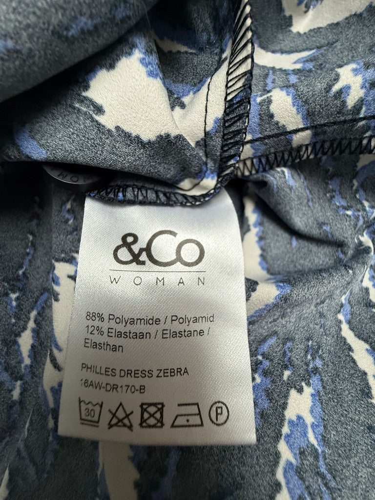 ANDCOWOMAN Zebra Jurk 2XL – Blauw-Witte Midi Blousejurk met Animal Print
