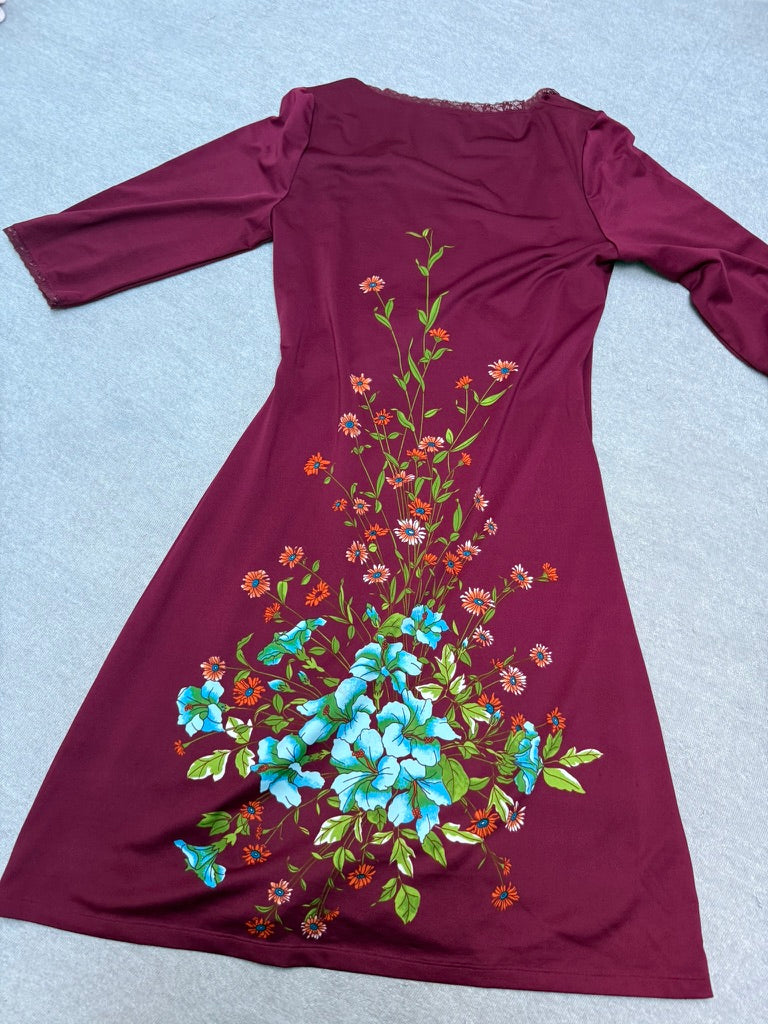 King Louie Wikkeljurk Bordeaux met Bloemenprint – Retro Jurk met V-Hals – Maat L