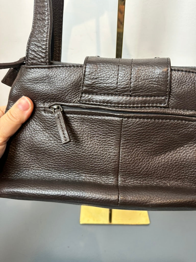 Borella - Handtas - bruin leer, klep met studs, twee schouderbanden