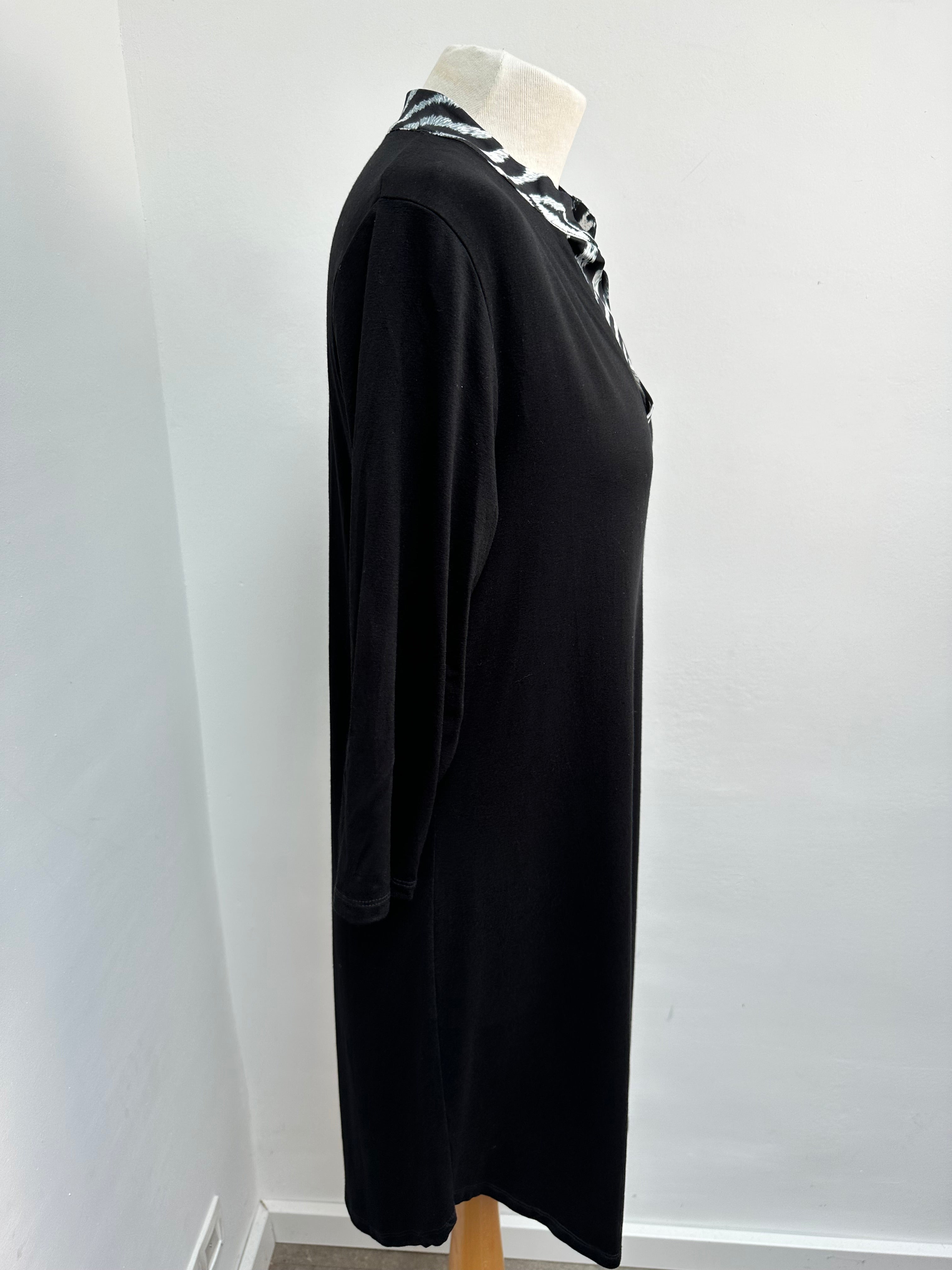 Twister zwarte jurk met zwart/wit kraag maat 1