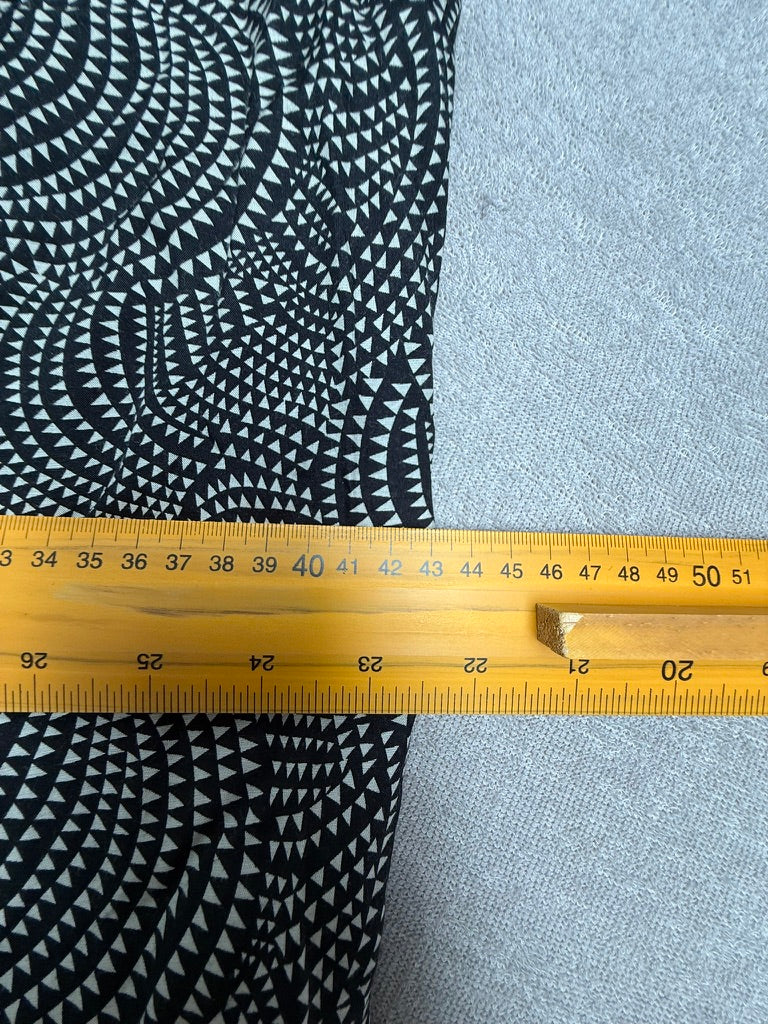 Essentiel Antwerp Zijden Jurk Maat 36 – Zwart-Witte Printjurk met Kantdetail en Lange Mouwen