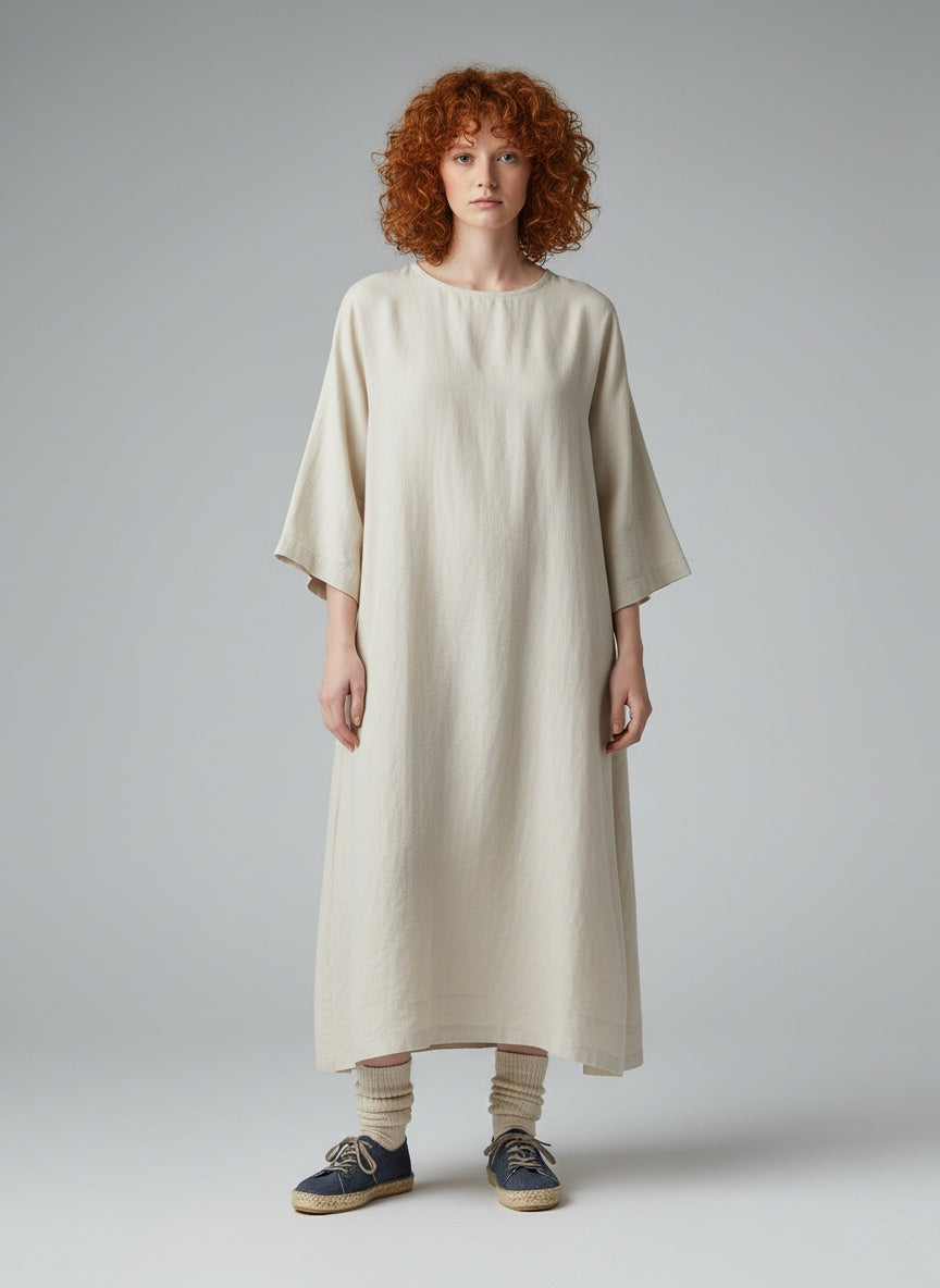 Standing front view of the model wearing Sneakers maat 39 Blauw
