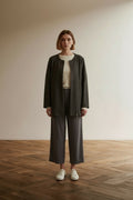 Full body view of the model wearing Angelle Milan Jasje maat L zwart