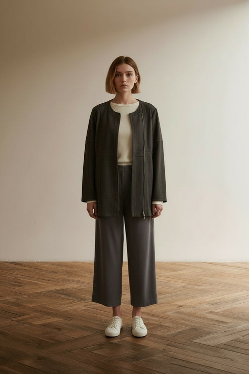 Full body view of the model wearing Angelle Milan Jasje maat L zwart