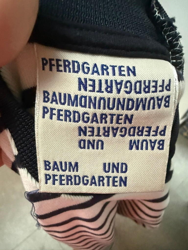 Baum und Pferdgarten - Jurk - zwart-wit streeppatroon, mouwloos, ruches op schouders - L