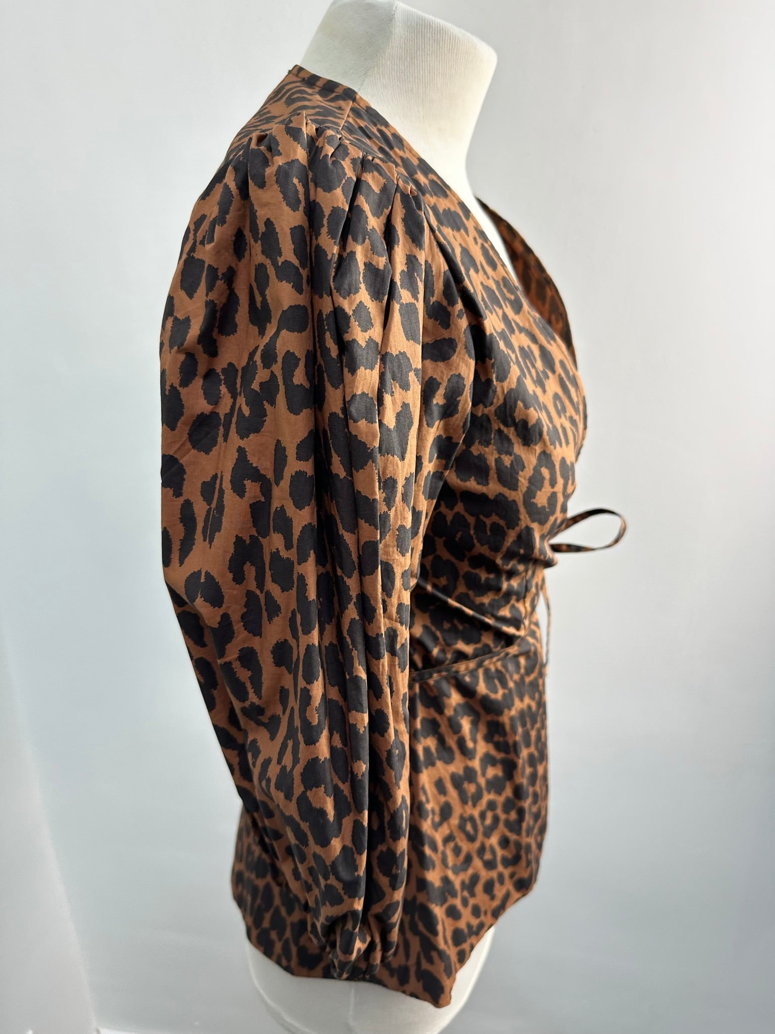 Ganni overslag blouse luipaard met pofmouw maat 34