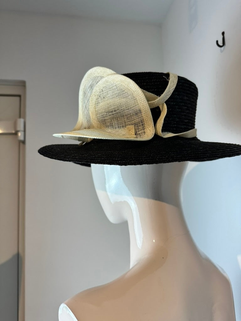 Elegante zwarte hoed met crème detail – perfecte gelegenheidshoed