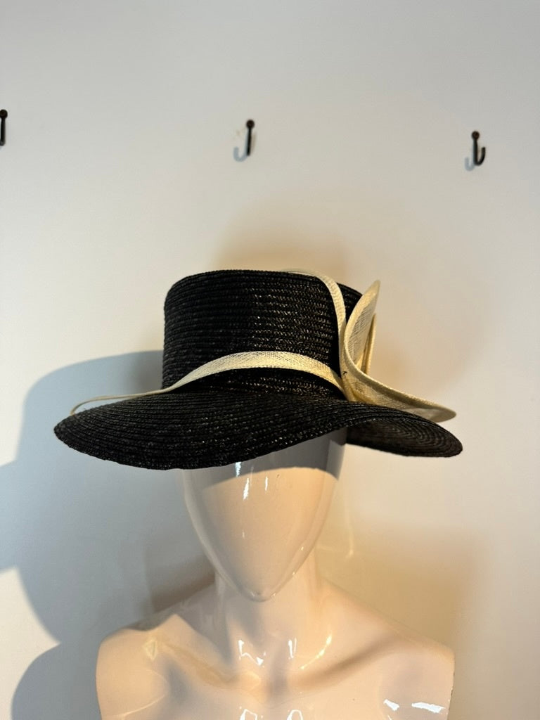Elegante zwarte hoed met crème detail – perfecte gelegenheidshoed