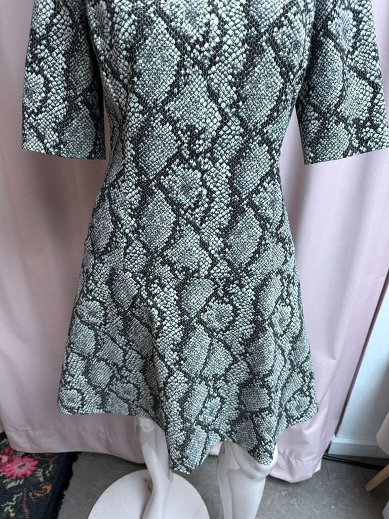 Hugo Boss Jurk maat 40 Zwart en wit