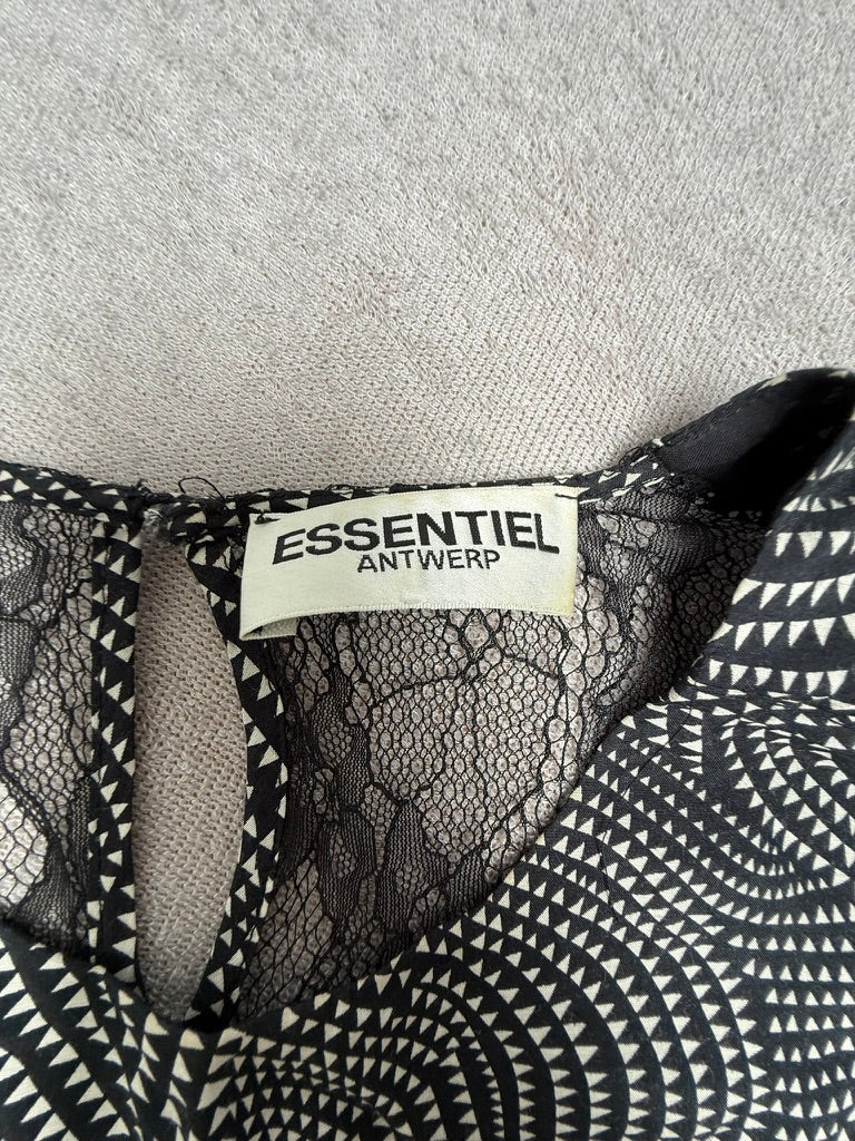 Essentiel Antwerp Zijden Jurk Maat 36 – Zwart-Witte Printjurk met Kantdetail en Lange Mouwen