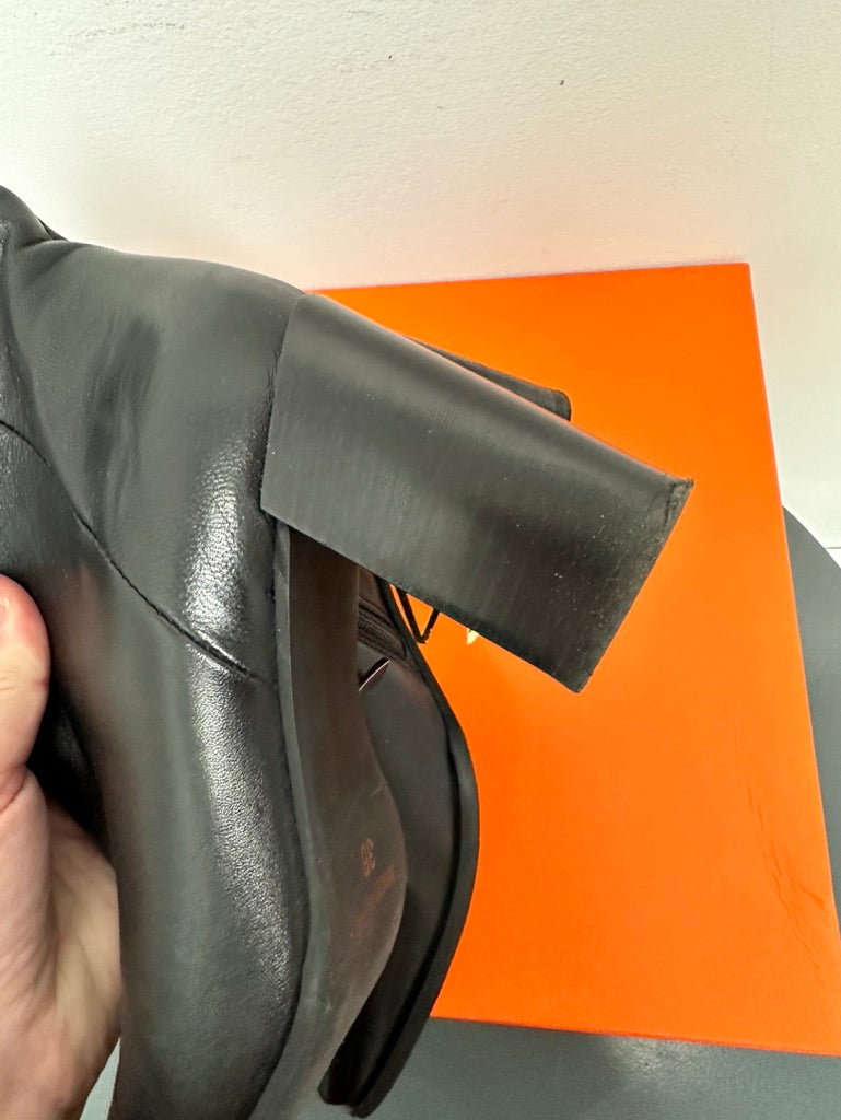 Mace zwarte enkellaarsjes maat 36