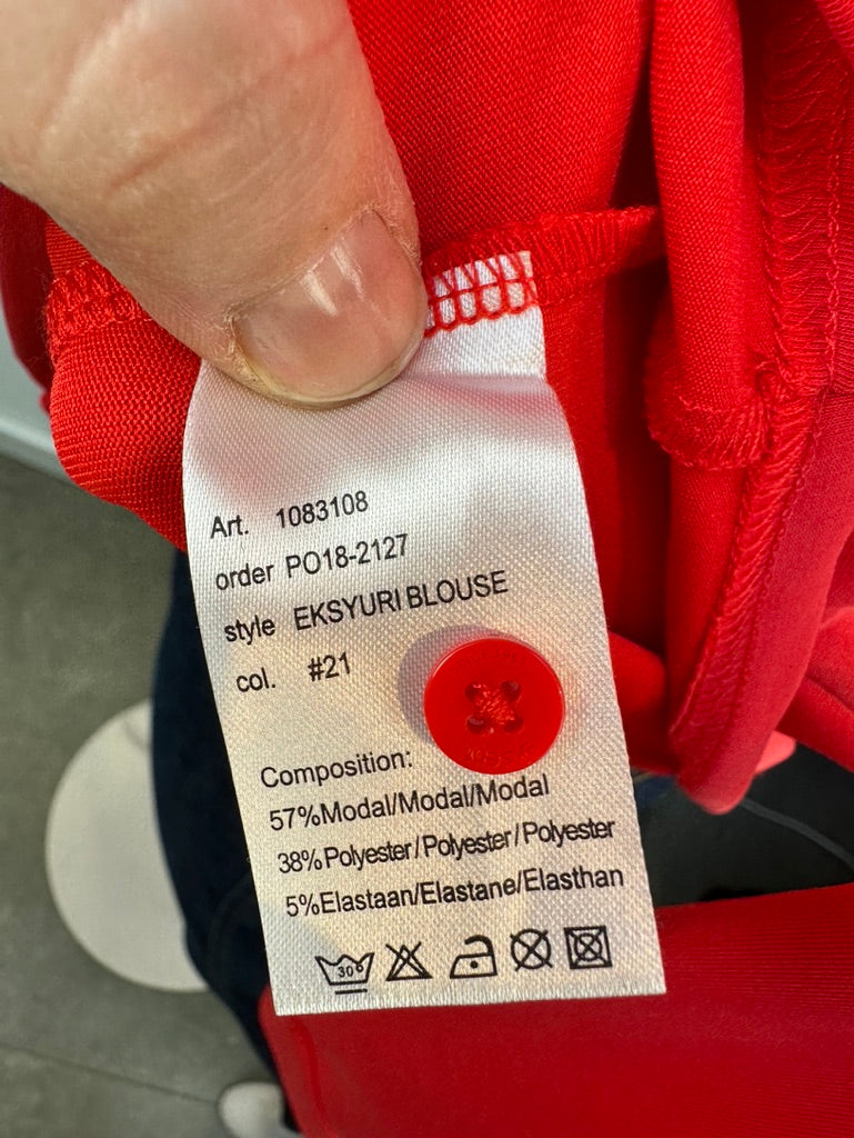 Eksept - Blouse - rood, licht glanzende stof, doorknoopsluiting - XS