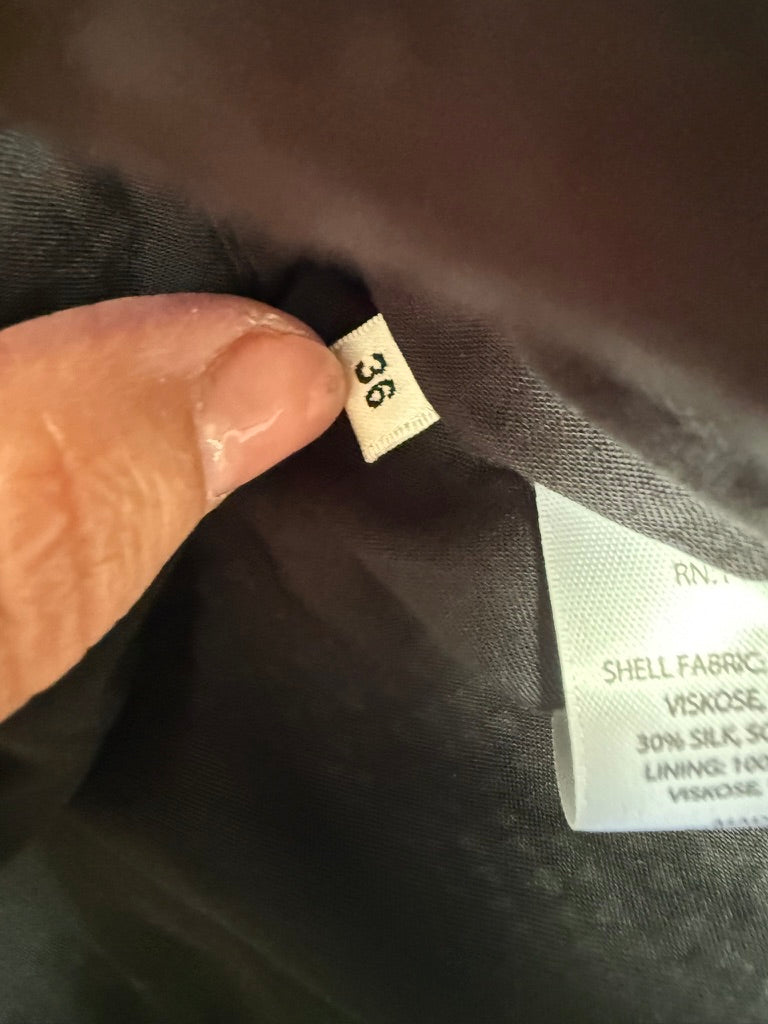 Essentiel Antwerp Zijden Jurk Maat 36 – Zwart-Witte Printjurk met Kantdetail en Lange Mouwen