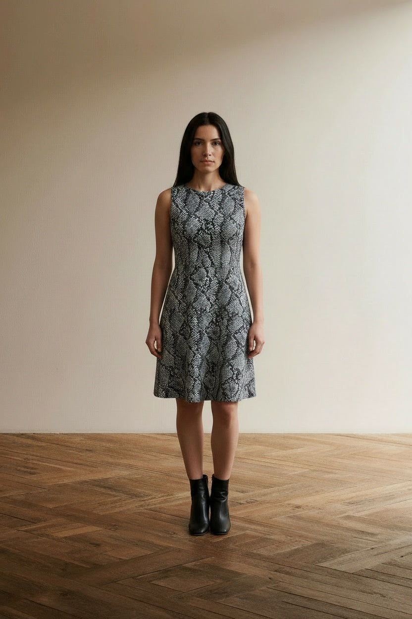 Full body view of the model wearing Hugo Boss Jurk maat 40 Zwart en wit