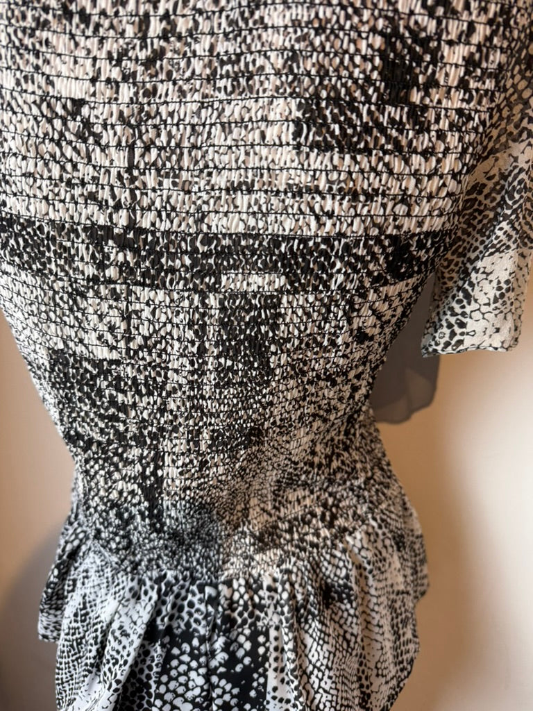 Karen Millen - Blouse - zwart-wit dierenprint, korte mouwen, gesmockte taille - S