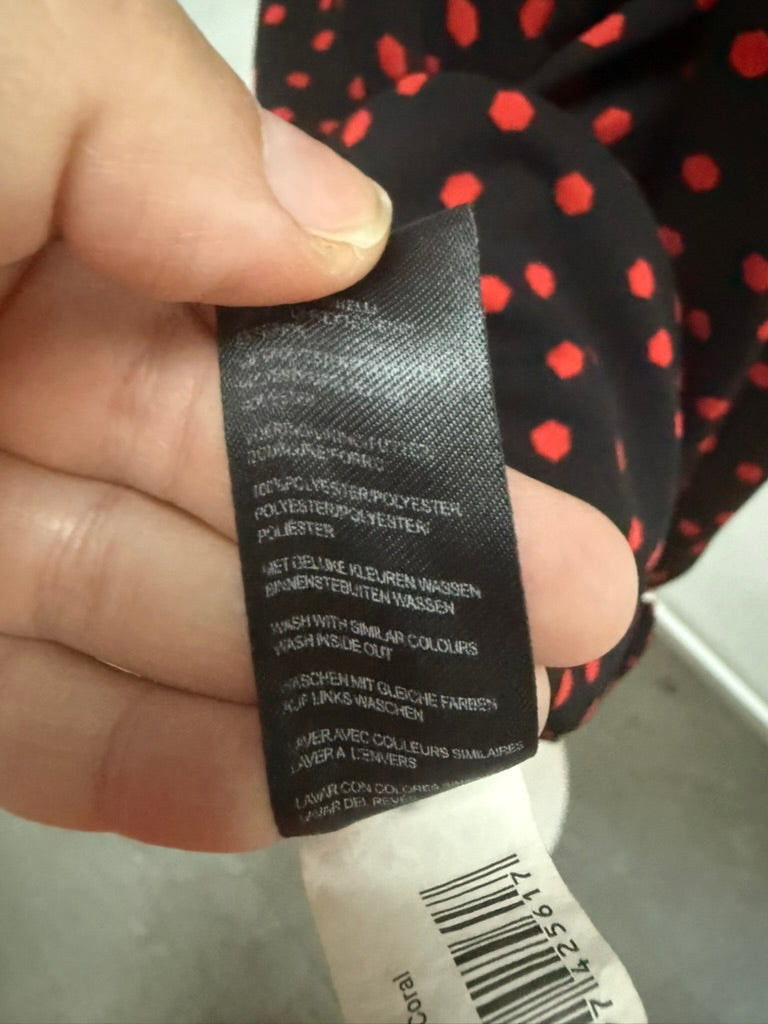 NIKKIE - Jurk - zwart met rode stippen, opstaande kraag, lange mouwen - L