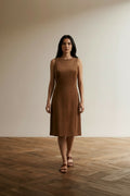 Full body view of the model wearing Marc Cain Jurk maat N4 bruin