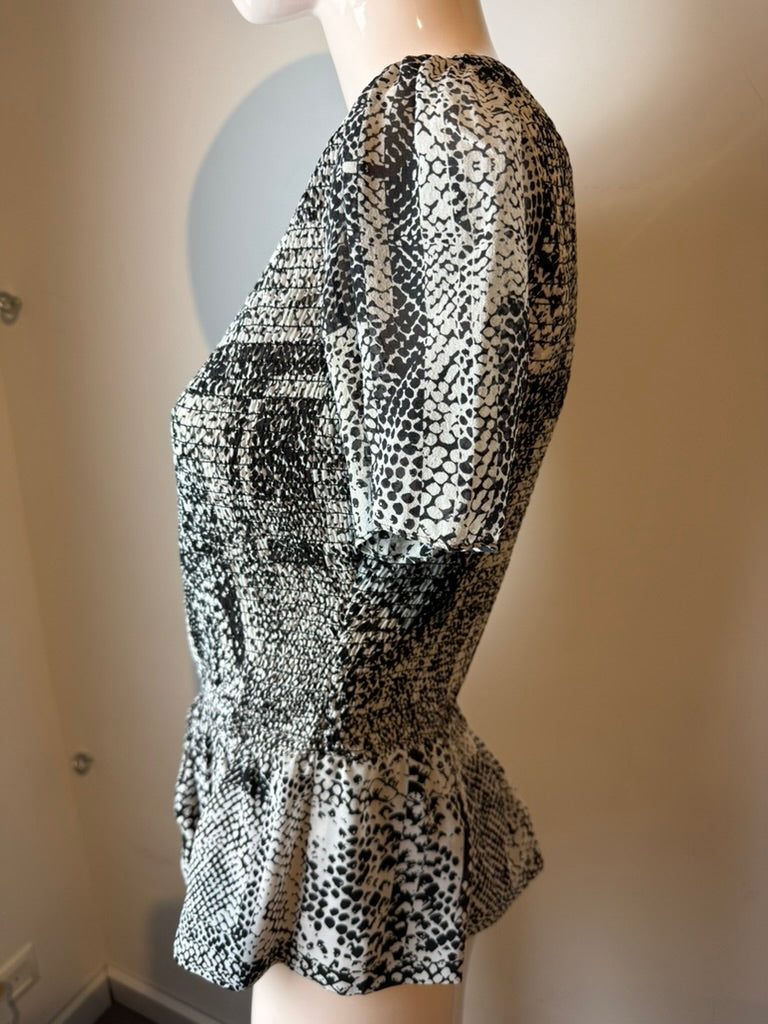 Karen Millen - Blouse - zwart-wit dierenprint, korte mouwen, gesmockte taille - S