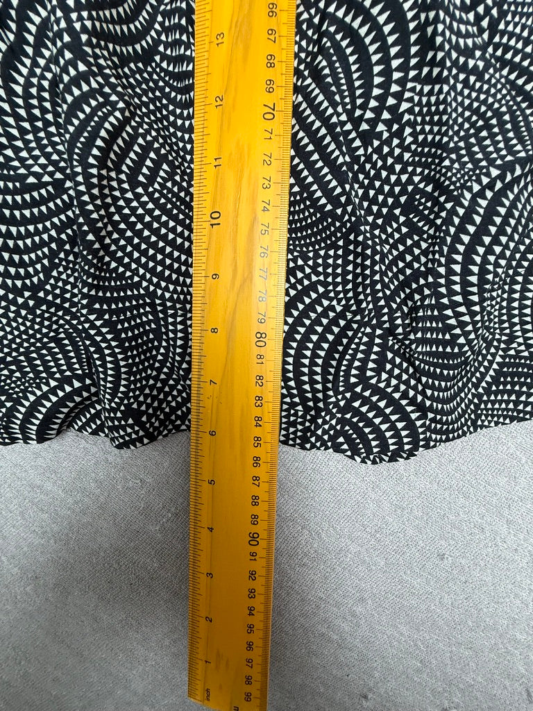Essentiel Antwerp Zijden Jurk Maat 36 – Zwart-Witte Printjurk met Kantdetail en Lange Mouwen