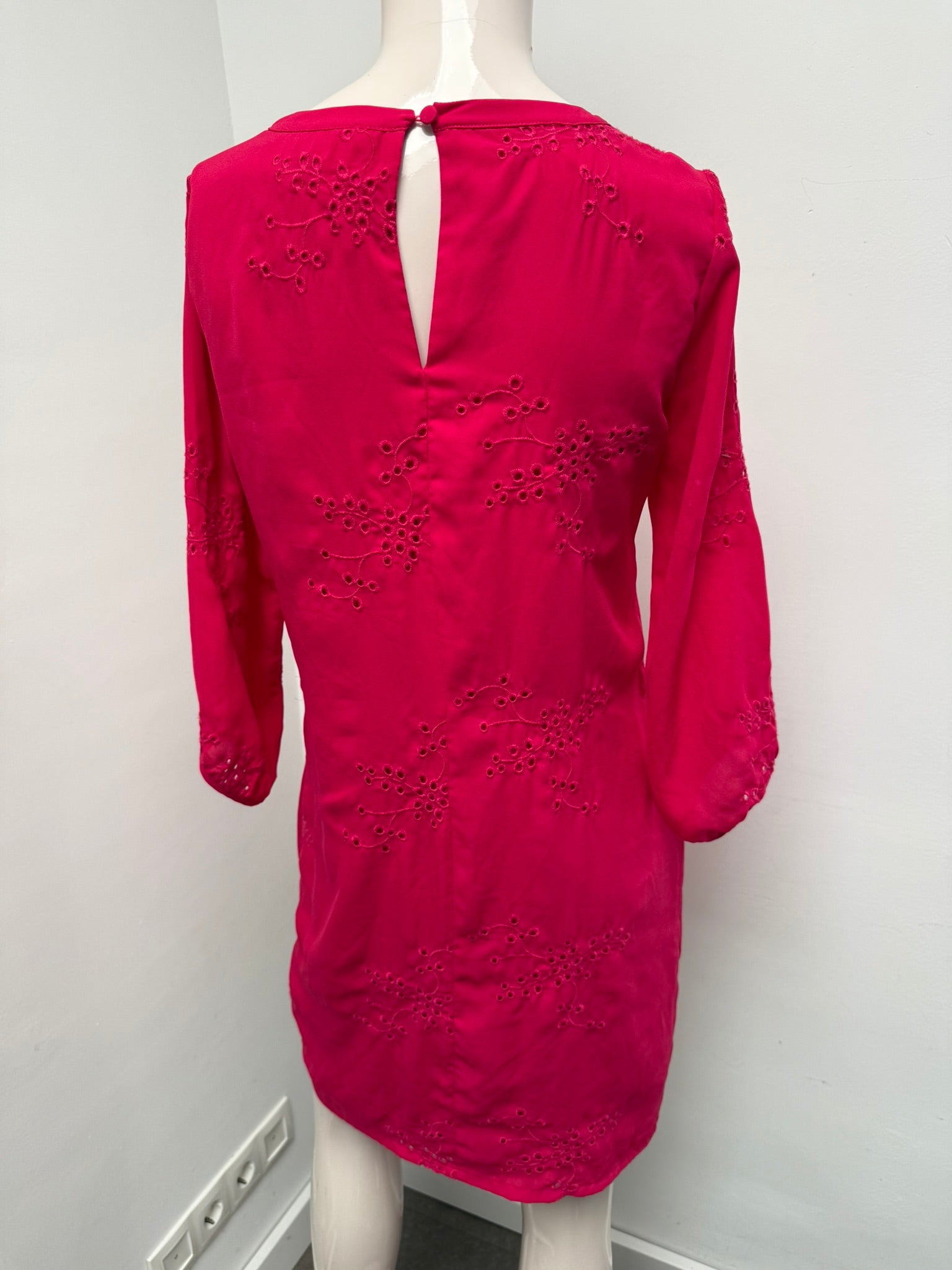 LOLA LIZA - Jurk - roze, opengewerkte details, ronde hals met V-uitsnede - maat S