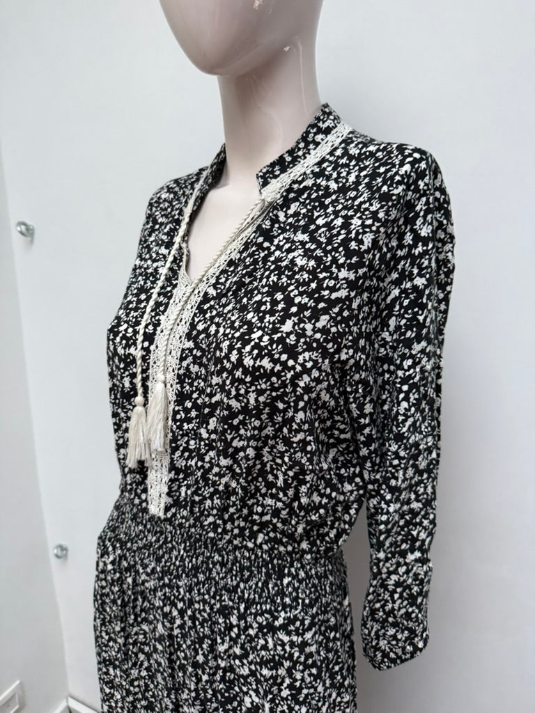 Geisha - Jurk - zwart-wit bloemenprint, maxi-lengte, V-hals met koordsluiting - S