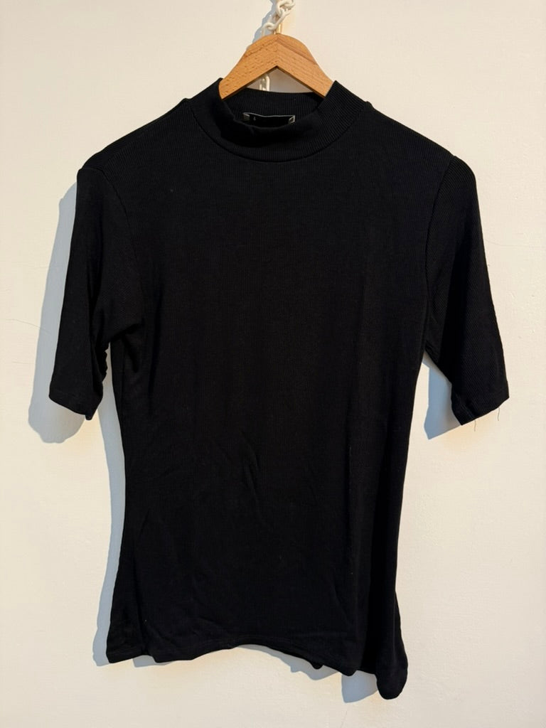 Modström - Top - zwart, opstaande col, korte mouw - L