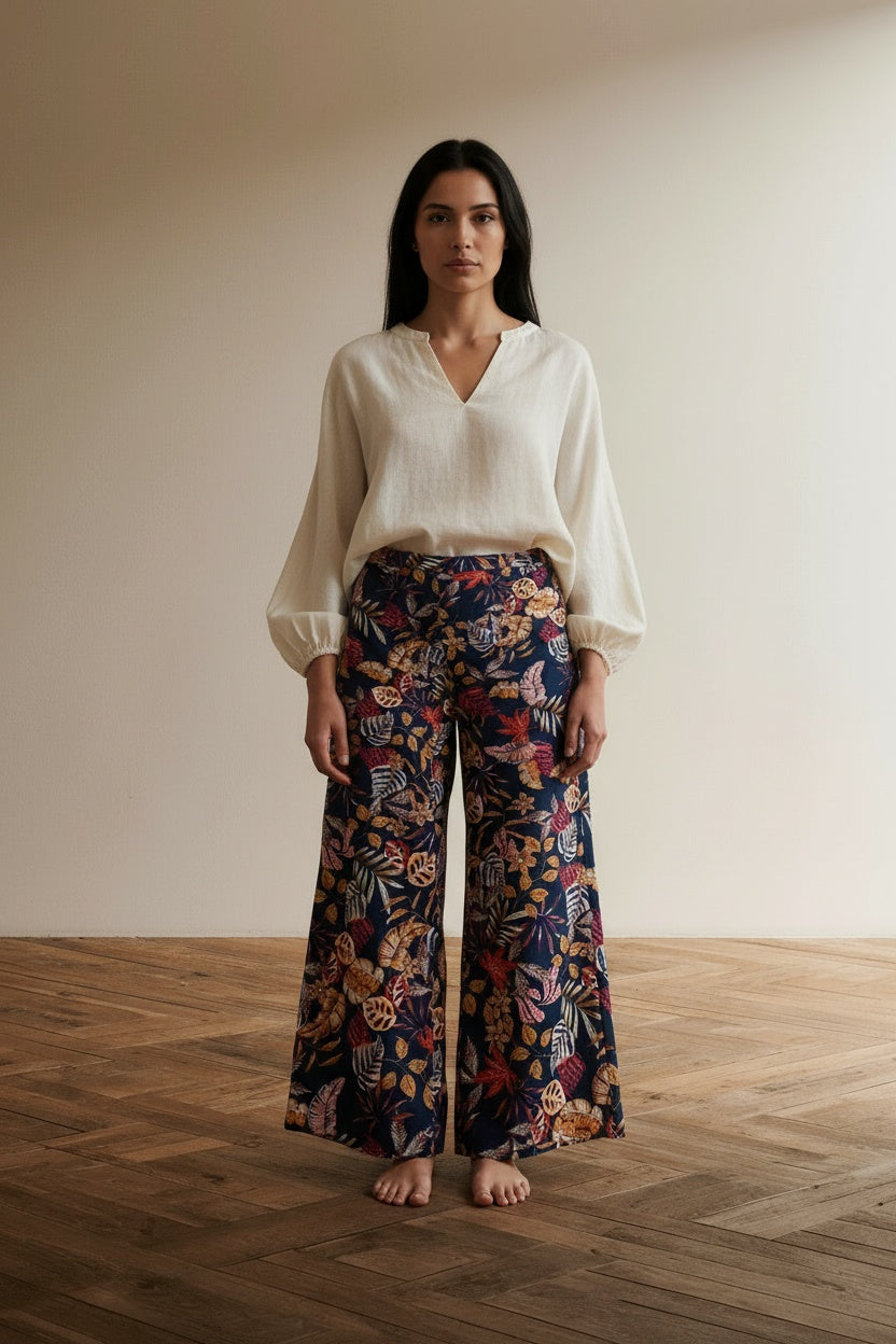 Full body view of the model wearing Four Roses Palazzo Broek Tropical Print – Wijde Damesbroek Donkerblauw – Maat 44