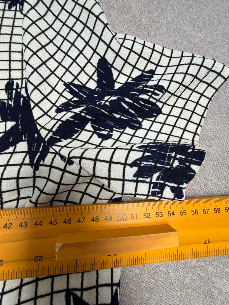 Essentiel Antwerp Jurk Maat 40 – Zwart-Witte Printjurk met Volantzoom en Grafisch Dessin