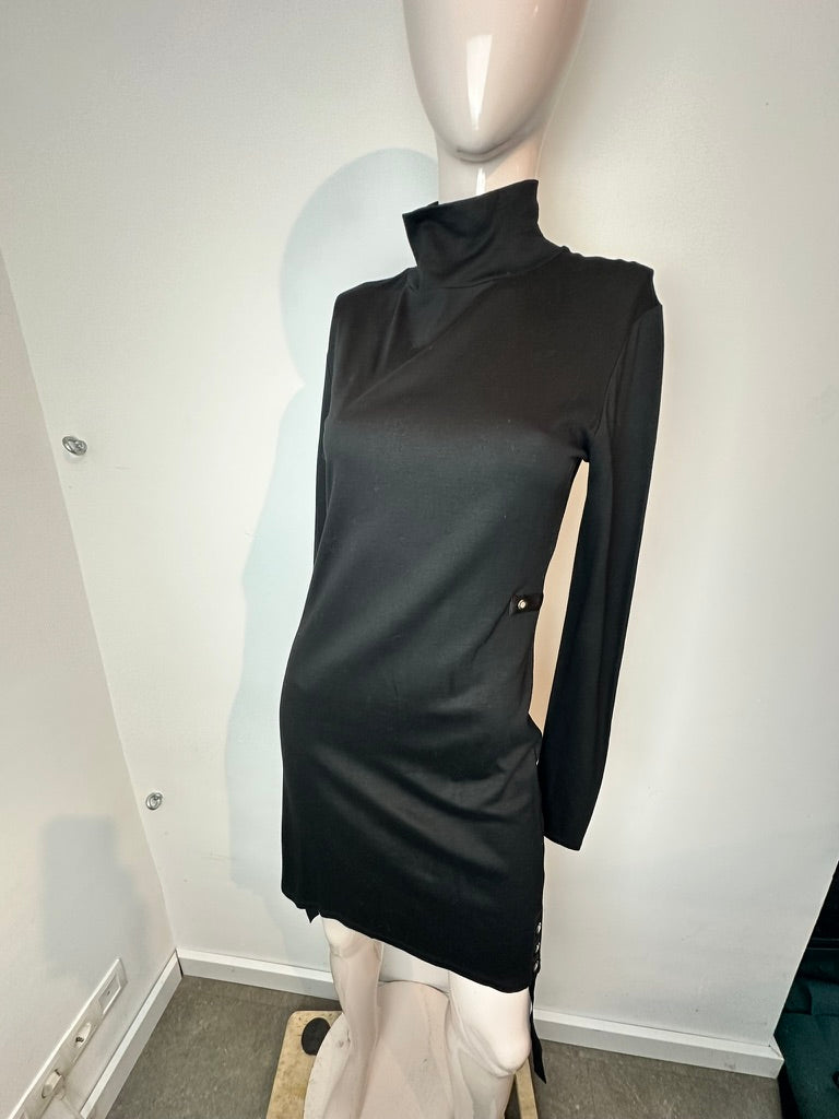 PATRIZIA PEPE - Jurk - zwart, hoge col, knoopdetail - S