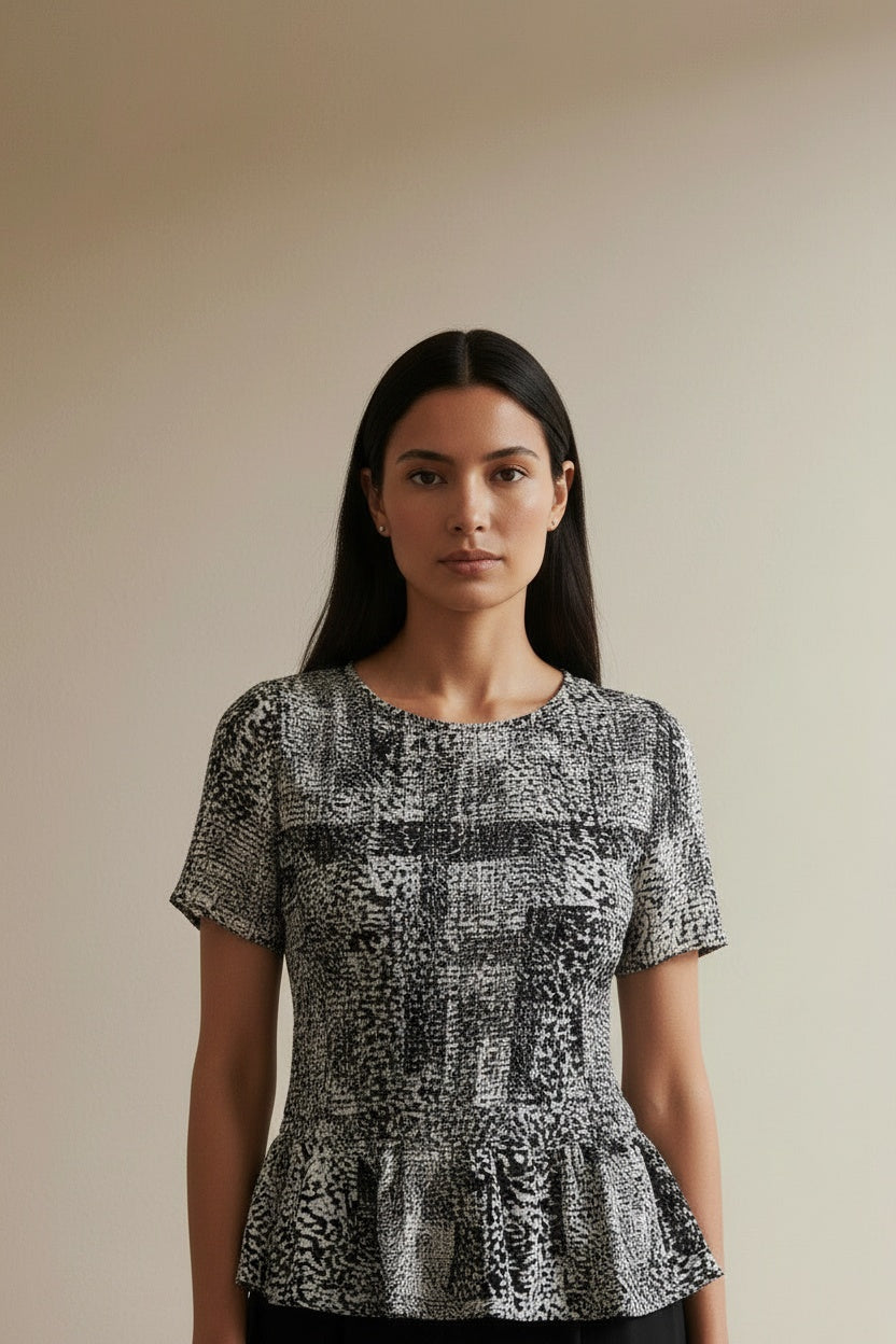 Close-up of the model wearing KAREN MILLEN Blouse maat 36 Zwart en wit