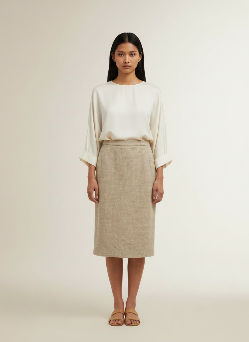 Full body view of the model wearing Mulberry beige rok maat 12