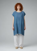 Full body view of the model wearing Ichi Jurk maat 34 blauw
