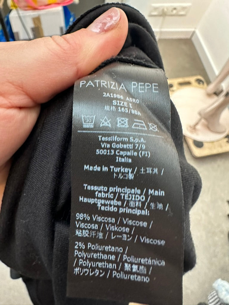 PATRIZIA PEPE - Jurk - zwart, hoge col, knoopdetail - S