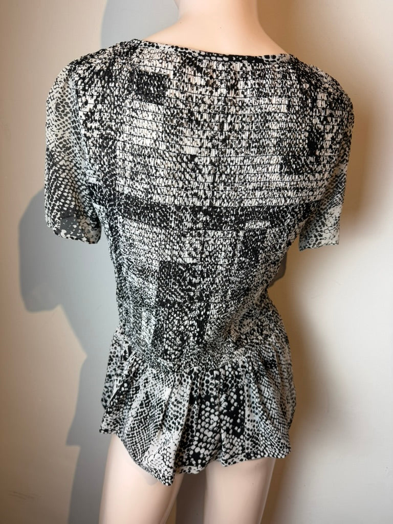 Karen Millen - Blouse - zwart-wit dierenprint, korte mouwen, gesmockte taille - S