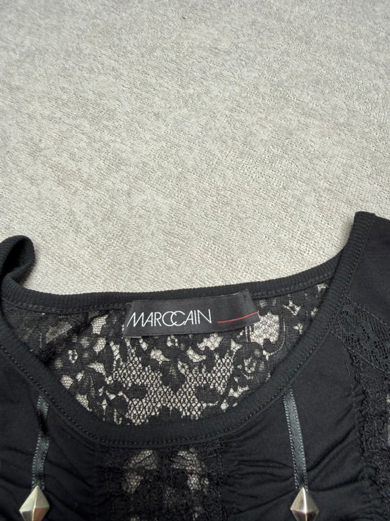 Marc Cain Top Zwart Kant Maat N4 (L-XL) – Mouwloze Designer Top met Luxe Details