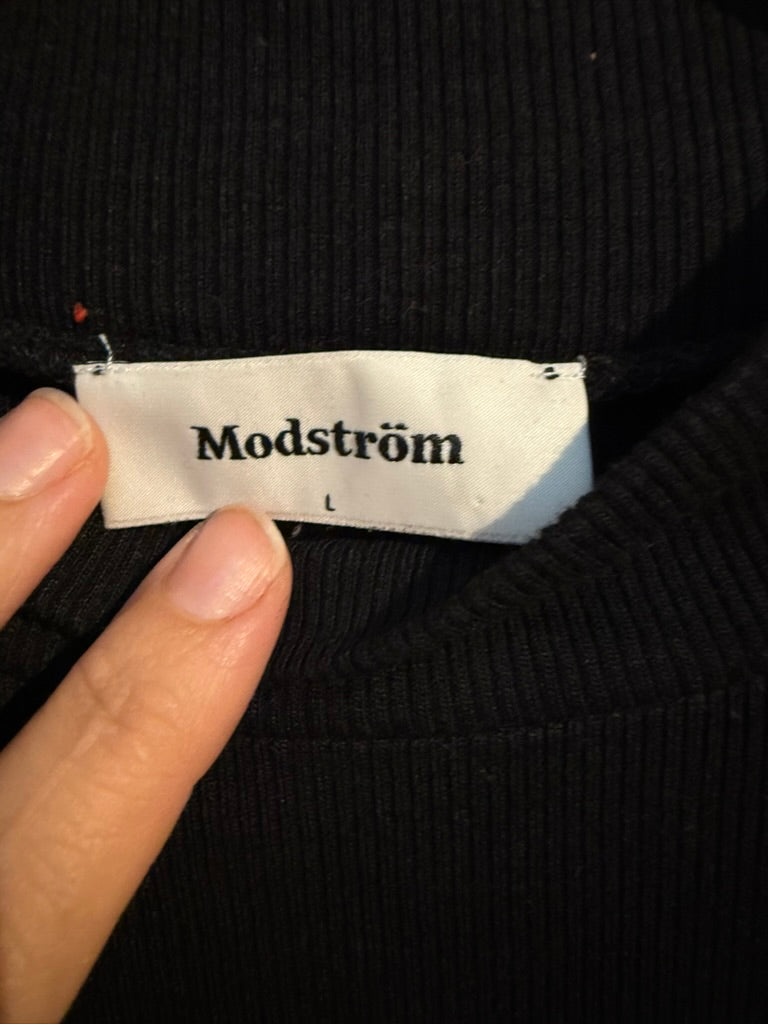 Modström - Top - zwart, opstaande col, korte mouw - L