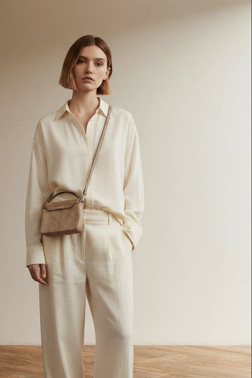 Full body view of the model wearing Calvin Klein Crossbody Tas Beige