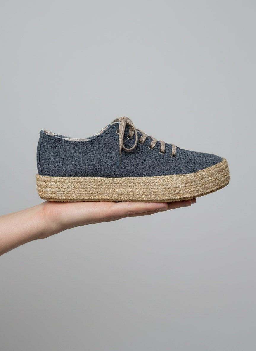 Hand held display of Sneakers maat 39 Blauw