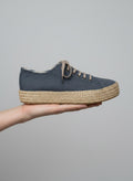 Hand held display of Sneakers maat 39 Blauw