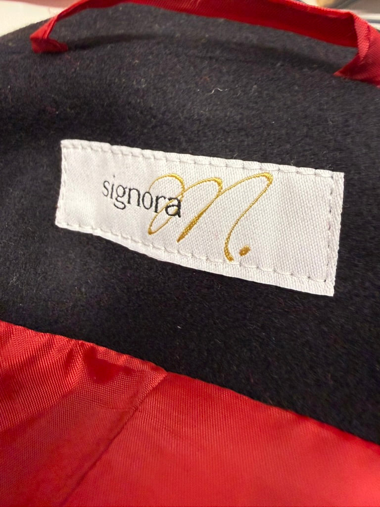 signora M. - Blazer - donkerblauw, rode biezen, goudkleurige knopen