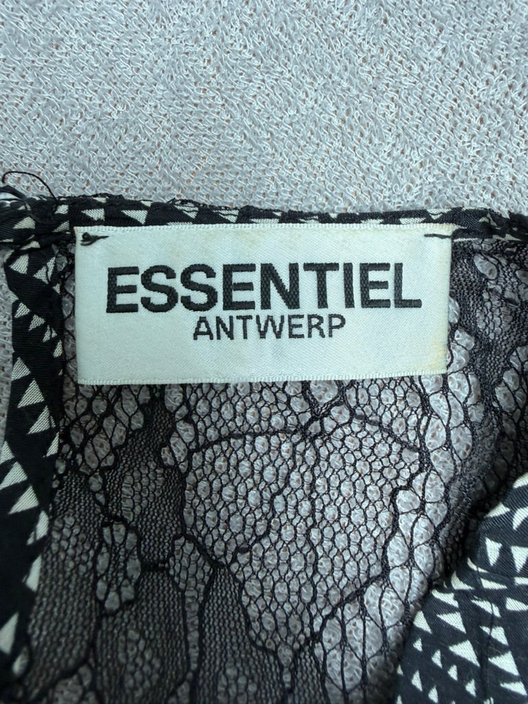 Essentiel Antwerp Zijden Jurk Maat 36 – Zwart-Witte Printjurk met Kantdetail en Lange Mouwen