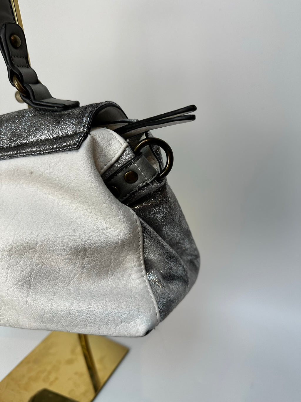 Zilver/witte schoudertas met lange strap