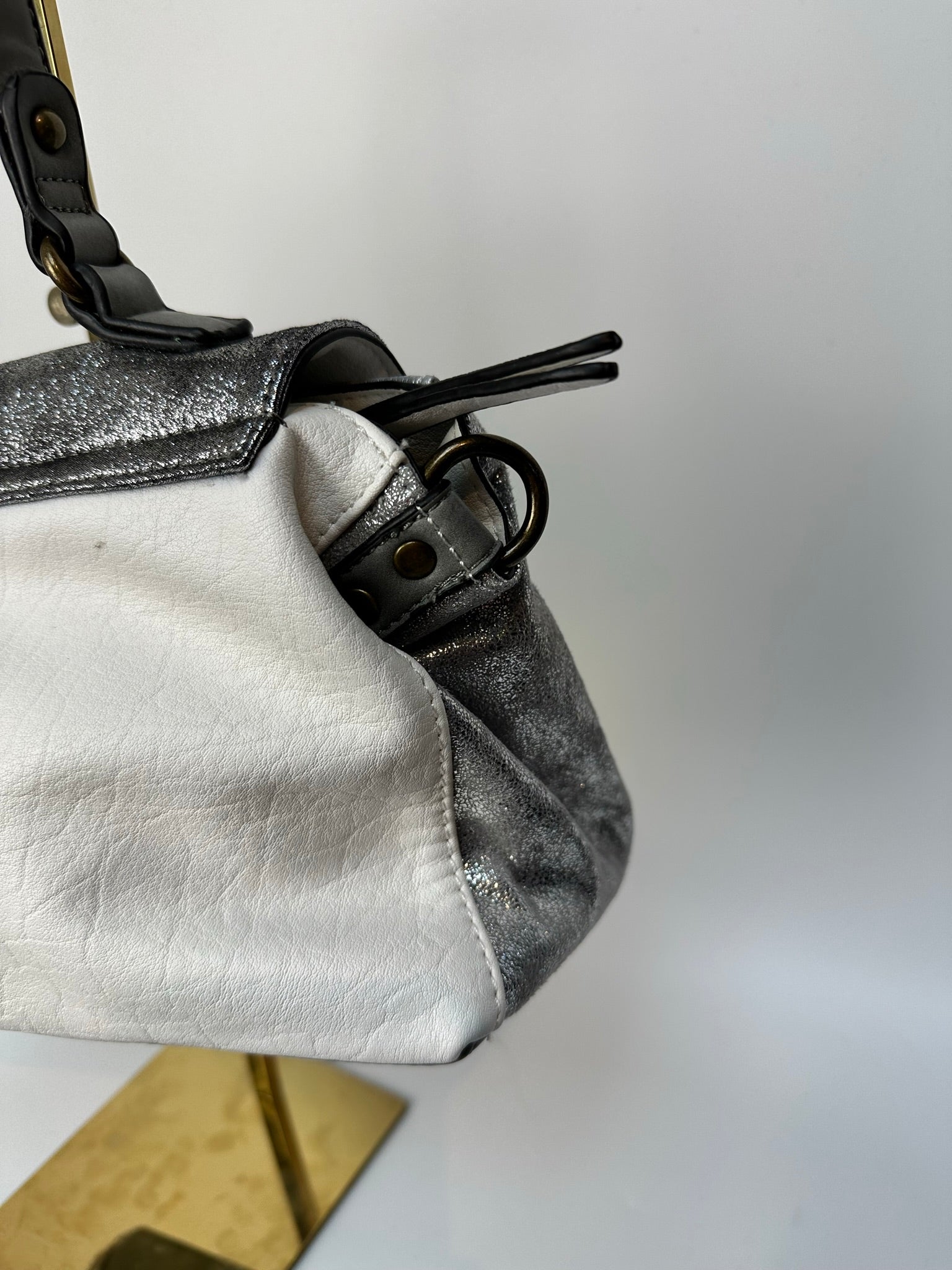 Zilver/witte schoudertas met lange strap