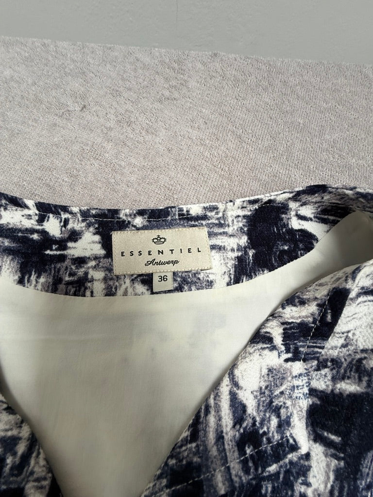 ESSENTIEL Antwerp - Jurk - navy-wit, abstracte print, V-hals - S